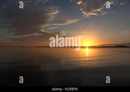 L'isola di Gigha, Scozia. Suggestivo tramonto sul suono di Gigha, con l'isola di Gigha in background. Foto Stock