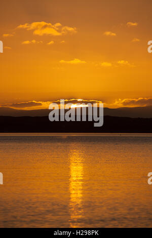 L'isola di Gigha, Scozia. Suggestivo tramonto sul suono di Gigha, con l'isola di Gigha in background. Foto Stock