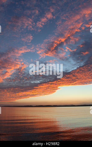 L'isola di Gigha, Scozia. Suggestivo tramonto sul suono di Gigha, con l'isola di Gigha in background. Foto Stock