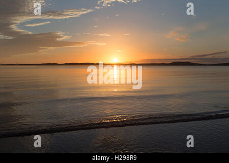 L'isola di Gigha, Scozia. Suggestivo tramonto sul suono di Gigha, con l'isola di Gigha in background. Foto Stock