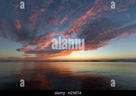 L'isola di Gigha, Scozia. Suggestivo tramonto sul suono di Gigha, con l'isola di Gigha in background. Foto Stock