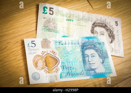 Un nuovo e vecchio di cinque pound nota Foto Stock