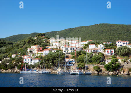 Case di collina che si affaccia sul porto Kioni Itaca Island Isole Ionie Grecia Foto Stock