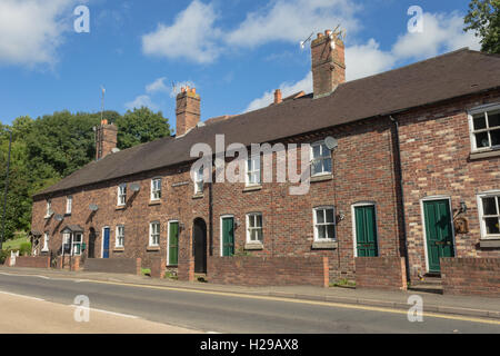 Una fila di ottocento lavoratori' cottages in un terrazzo, Bridgnorth nello Shropshire, Regno Unito Foto Stock