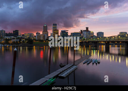 Portland Oregon city downtown waterfront skyline lungo il fiume Willamette dopo il tramonto al tramonto Foto Stock