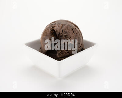 Il gelato in vaschetta bianca su sfondo bianco Foto Stock