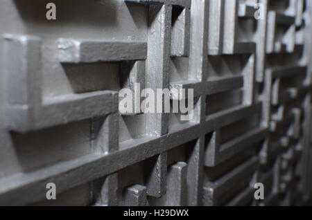 Le foto scattate durante la costruzione di manufatti in labirinti di legno e labirinti pannelli decorativi e mosaici . Foto Stock