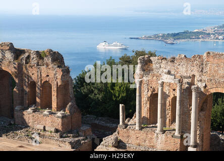 Una nave da crociera ormeggiato a Giardini Naxos, visto dall'antico teatro Greco di Taormina, in Sicilia , Italia, Europa Foto Stock