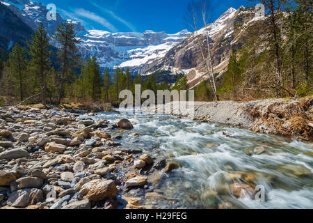 Gavarnie glacier cirque e Gave de Gavarnie fiume. Dipartimento Hautes-Pyrenees, Midi-Pirenei regione, la Francia, l'Europa. Foto Stock