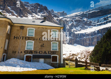 Hotel e coperti di neve paesaggio di montagna. Foto Stock