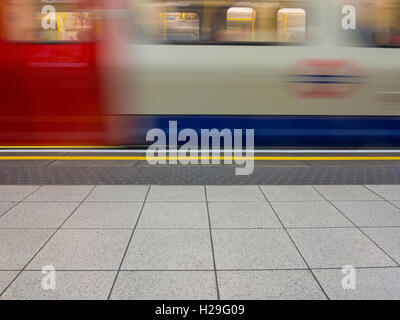 Un avvicinamento della metropolitana fino a Londra Foto Stock