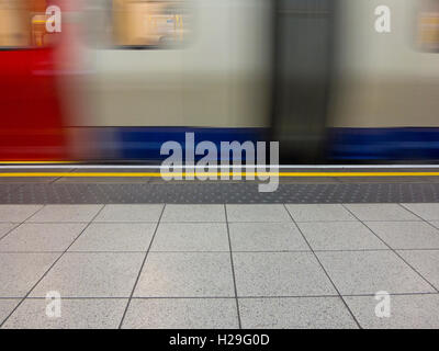 Un avvicinamento della metropolitana fino a Londra Foto Stock