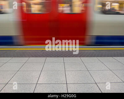 Un avvicinamento della metropolitana fino a Londra Foto Stock