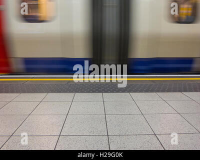 Un avvicinamento della metropolitana fino a Londra Foto Stock