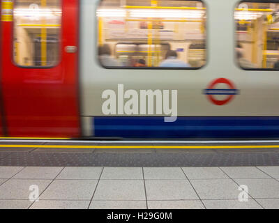 Un avvicinamento della metropolitana fino a Londra Foto Stock