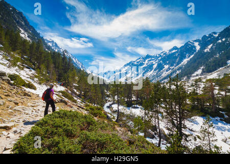 Escursionista in un montagne innevate paesaggio. Foto Stock