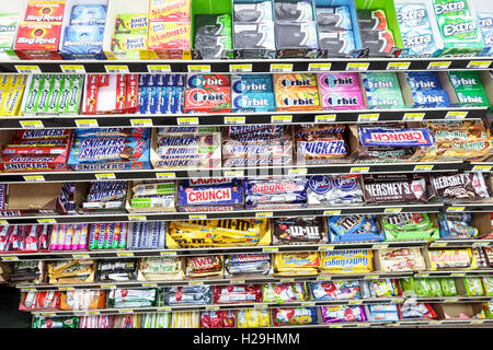 Miami Florida, minimarket, caramelle, gomma, cibo spazzatura, barrette di cioccolato, Snickers, Orbit, vendita display FL160801001 Foto Stock