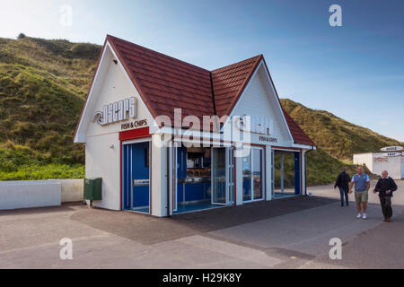 Oscars take away pesce e Chip Shop sul lungomare a Saltburn North Yorkshire Foto Stock