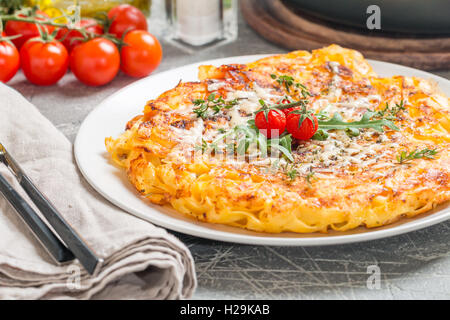 Pasta casseruola con uova, pomodori secchi e formaggio Foto Stock