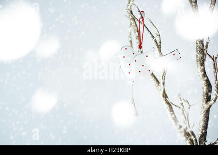 Decorazione di natale con vintage bird su un ramo d'argento. Retrò concetto di Natale, il fuoco selettivo. Foto Stock