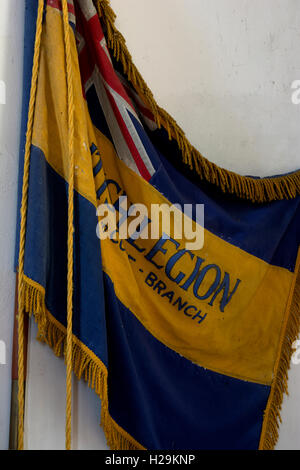 Una legione britannica bandiera nella chiesa di San James, Aston, Oxfordshire, England, Regno Unito Foto Stock