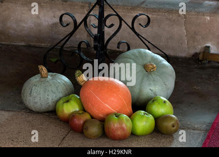 Un harvest festival display nella chiesa di San James, Aston, Oxfordshire, England, Regno Unito Foto Stock