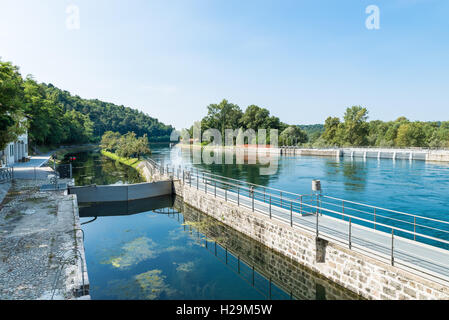 Canale Villoresi presso la diga di Panperduto, nel Parco del Ticino, Somma Lombardo, Italia Foto Stock