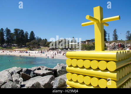 Cottesloe,WA,Australia-March 12,2016:illustrazione su roccia groyne a Cottesloe Beach durante le sculture del mare con la folla in Cottesloe,l'Australia Occidentale Foto Stock