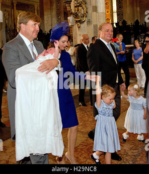 Re Willem-Alexander dei Paesi Bassi (padrino, L), la principessa Annemarie de Bourbon de Parme (seconda a sinistra), la Principessa Luisa Irene Costanza Anna Maria(C), il Principe Carlos de Bourbon de Parme (C)a destra e la principessa Cecilia Maria Johanna Beatrix (R) durante il battesimo del principe Carlos Enrique Leonard de Bourbon de Parme presso il Duomo di Parma, 25 settembre 2016. Foto: Albert Nieboer/EPR/ - nessun filo SERVICE - Foto Stock