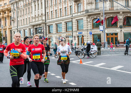 Mosca, Russia, 25 Settembre 2016: Mosca Annuale Internazionale Maratona avviene nella città questa domenica. Corridori provenienti da più di 70 paesi partecipano a questo evento sportivo. La distanza della maratona è pari 42,2 km (26,2 miglia). Il percorso della maratona inizia e termina in corrispondenza del Luzhniki Olympic complesso e va oltre le più impressionanti monumenti di Mosca. Squadra femminile di guide di scorrimento. Credito: Alex Immagini/Alamy Live News Foto Stock