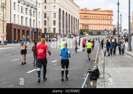 Mosca, Russia, 25 Settembre 2016: Mosca Annuale Internazionale Maratona avviene nella città questa domenica. Corridori provenienti da più di 70 paesi partecipano a questo evento sportivo. La distanza della maratona è pari 42,2 km (26,2 miglia). Il percorso della maratona inizia e termina in corrispondenza del Luzhniki Olympic complesso e va oltre le più impressionanti monumenti di Mosca. I corridori andare giù Teater drive. Solo uso editoriale. Credito: Alex Immagini/Alamy Live News Foto Stock