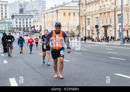 Mosca, Russia, 25 Settembre 2016: Annuale Moscow International Marathon. Eddie Vega delle Filippine chiama se stesso bandito a piedi nudi. Si è detto che per capire veramente qualcuno, devi camminare per un miglio con le loro scarpe. Ci sono oltre 300 milioni di bambini nel mondo che non possiedono le scarpe o calzature adeguate, in modo che il bandito a piedi nudi è in esecuzione maratone nudi in loro onore. Ha fissato due Guinness World Record nel 2014. Entrambi riguardano maratone. Lo aiutano a distribuire le scarpe a chi è nel bisogno, per favore. gofundme.com/EddieVega. Solo uso editoriale. Credito: Alex Immagini/Alamy Live News Foto Stock