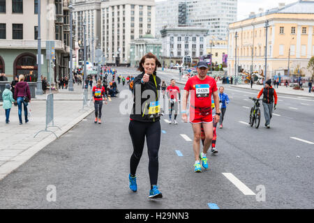 Mosca, Russia, 25 Settembre 2016: Mosca Annuale Internazionale Maratona avviene nella città questa domenica. Corridori provenienti da più di 70 paesi partecipano a questo evento sportivo. La distanza della maratona è pari 42,2 km (26,2 miglia). Il percorso della maratona inizia e termina in corrispondenza del Luzhniki Olympic complesso e va oltre le più impressionanti monumenti di Mosca. Non è il vincitore è il prendere parte. Persone non identificate della maratona. Solo uso editoriale. Credito: Alex Immagini/Alamy Live News Foto Stock