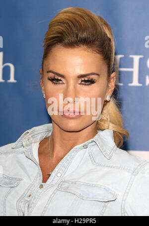 Milton Keynes, Regno Unito. 25 Settembre, 2016. Katie Price 'rinato' libro firma a WH Smith, Milton Keynes, Bucks domenica 25 settembre 2016 Credit: KEITH MAYHEW/Alamy Live News Foto Stock