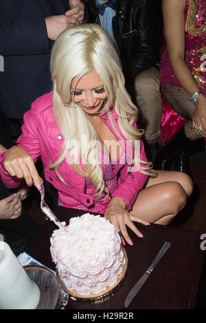 Beverly Hills, in California, Stati Uniti d'America. 24 settembre, 2016. realtà star angelique 'frenchy' morgan tagli Rosa la sua torta di compleanno al suo "rising star" musica video release e festa di compleanno festa al vampiro lounge & sala degustazione di Beverly Hills, la California, Stati Uniti d'America. Credito: sheri determan / alamy live news Foto Stock