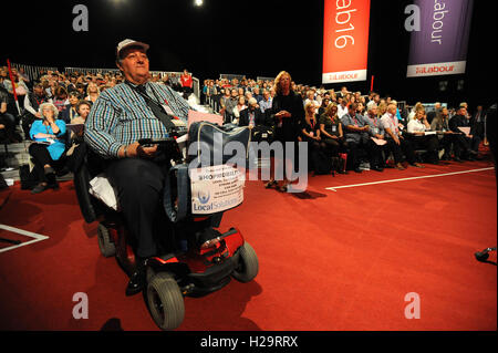 Liverpool, in Inghilterra. 25 Settembre, 2016. Un delegato disabili ascolta un discorso durante il primo giorno del partito laburista conferenza annuale presso la ACC Centro Conferenze. La mattina del primo giorno della conferenza vi saranno rapporti dal segretario generale, il forum di politica nazionale e sul digitale e organizzazione delle parti. Questa conferenza è seguito Jeremy CorbynÕs rielezione come leader del partito laburista dopo nove settimane di campagna contro i compagni di candidato, Owen Smith. Questa è la sua seconda vittoria di leadership in poco più di dodici mesi ed è stato avviato con la decisione di Angela Eagl Foto Stock