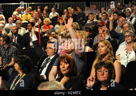 Liverpool, in Inghilterra. 25 Settembre, 2016. I delegati alzare le mani per essere chiamati a parlare, durante il primo giorno del partito laburista conferenza annuale presso la ACC Centro Conferenze. La mattina del primo giorno della conferenza vi saranno rapporti dal segretario generale, il forum di politica nazionale e sul digitale e organizzazione delle parti. Questa conferenza è seguito Jeremy CorbynÕs rielezione come leader del partito laburista dopo nove settimane di campagna contro i compagni di candidato, Owen Smith. Questa è la sua seconda vittoria di leadership in poco più di dodici mesi ed è stato avviato con la decisione di Angela Foto Stock