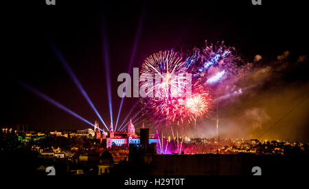 Barcellona, Spagna. Xxv Sep, 2016. I fuochi d'artificio del tradizionale "Piromusical' nella parte anteriore del 'Palau Nacional' illuminare Barcellona il cielo notturno come chiudono la 'Merce' festival città di credito: matthi/Alamy Live News Foto Stock