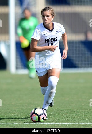 Washington, DC, Stati Uniti d'America. Xxv Sep, 2016. 20160825 - Georgetown centrocampista RACHEL CORBOZ (10) sposta la sfera in avanti contro la Provvidenza nel primo semestre al campo di Shaw a Washington. © Chuck Myers/ZUMA filo/Alamy Live News Foto Stock