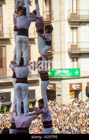 Barcellona, Spagna. 26 Sep, 2016. Una torre umana (castell in catalano) è costruito a Barcellona per la merce Festival (Festes de la Merce) è stato tenuto il tradizionale Jornada Castellera (Torri Umane giorno) nella piazza del municipio di Barcellona. Credito: Charlie Perez/Alamy Live News Foto Stock