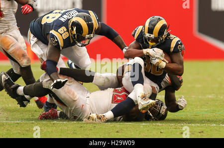 Tampa, Florida, Stati Uniti d'America. Xxv Sep, 2016. Sarà VRAGOVIC | Orari.Los Angeles Rams running back Todd (Gurley 30) portato giù nel quarto trimestre del gioco in Raymond James Stadium di Domenica, Settembre 26, 2016. © sarà Vragovic/Tampa Bay volte/ZUMA filo/Alamy Live News Foto Stock