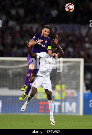 Firenze, Italia. Xxv Sep, 2016. Gonzalo RODRIGUEZ (parte superiore) della Fiorentina con vies Mbaye Niang di AC Milano durante il loro campionato italiano di una partita di calcio in Firenze, Italia, Settembre 25, 2016. La partita si è conclusa con un pareggio (0-0. Credito: Alberto Lingria/Xinhua/Alamy Live News Foto Stock