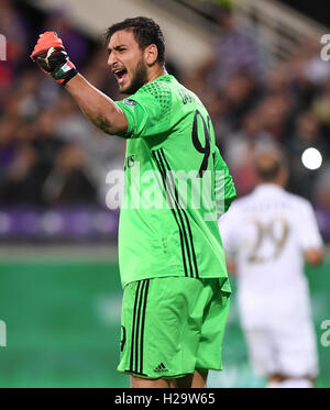 Firenze, Italia. Xxv Sep, 2016. Il portiere del Milan Gianluigi Donnarumma gesti durante il campionato italiano di una partita di calcio contro la Fiorentina a Firenze, Italia, Settembre 25, 2016. La partita si è conclusa con un pareggio (0-0. Credito: Alberto Lingria/Xinhua/Alamy Live News Foto Stock