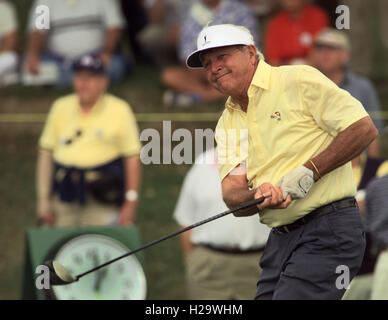 ARNOLD PALMER (sett. 10, 1929 - sett. 25, 2016) è stato un American professional golfer, che è generalmente considerata come uno dei più grandi giocatori di golf professionale della storia. Ha vinto numerosi eventi su entrambi il PGA Tour e Champions Tour, risalente al 1955. Soprannominato "Il re', egli è stato uno dei campi da golf più popolari stelle e il suo più importante precursore, perché egli era il primo superstar dello sport televisivo di età, che ha cominciato negli anni cinquanta. Nella foto: Febbraio 18, 1999 - Lutz, Florida, Stati Uniti - ARNOLD PALMER durante la GTE Classic golf tournament, giovedì Pro-Am. (Credito Immagine: Tampa Bay volte/ZU Foto Stock