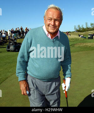 ARNOLD PALMER (sett. 10, 1929 - sett. 25, 2016) è stato un American professional golfer, che è generalmente considerata come uno dei più grandi giocatori di golf professionale della storia. Ha vinto numerosi eventi su entrambi il PGA Tour e Champions Tour, risalente al 1955. Soprannominato "Il re', egli è stato uno dei campi da golf più popolari stelle e il suo più importante precursore, perché egli era il primo superstar dello sport televisivo di età, che ha cominciato negli anni cinquanta. Nella foto: 10 Apr 2006 - Myrtle Beach, Carolina del Sud, U.S. - La leggenda del golf Arnold Palmer gioca al 2006 Hootie e Blowfish Celebrity Pro-Am golf T Foto Stock