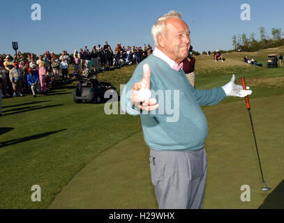 ARNOLD PALMER (sett. 10, 1929 - sett. 25, 2016) è stato un American professional golfer, che è generalmente considerata come uno dei più grandi giocatori di golf professionale della storia. Ha vinto numerosi eventi su entrambi il PGA Tour e Champions Tour, risalente al 1955. Soprannominato "Il re', egli è stato uno dei campi da golf più popolari stelle e il suo più importante precursore, perché egli era il primo superstar dello sport televisivo di età, che ha cominciato negli anni cinquanta. Nella foto: 10 Apr 2006 - Myrtle Beach, Carolina del Sud, U.S. - La leggenda del golf Arnold Palmer gioca al 2006 Hootie e Blowfish Celebrity Pro-Am golf T Foto Stock