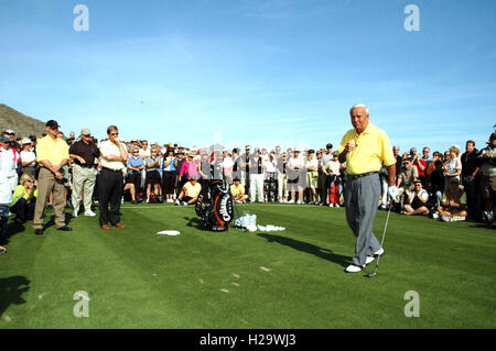 ARNOLD PALMER (sett. 10, 1929 - sett. 25, 2016) è stato un American professional golfer, che è generalmente considerata come uno dei più grandi giocatori di golf professionale della storia. Ha vinto numerosi eventi su entrambi il PGA Tour e Champions Tour, risalente al 1955. Soprannominato "Il re', egli è stato uno dei campi da golf più popolari stelle e il suo più importante precursore, perché egli era il primo superstar dello sport televisivo di età, che ha cominciato negli anni cinquanta. Nella foto: 1 marzo 2005 - La Quinta, California, Stati Uniti - Pensionati pro golfista Arnold Palmer aperto Palm Springs nuovissimo club in La Quinta ieri. Palmer, Foto Stock