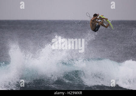 Denpasar, Bali, Indonesia. 24Sep, 2016. BALI, Indonesia - 24 settembre : un surfista a Keramas sulla spiaggia di Settembre 24, 2016 a Bali, Indonesia. Bali è una destinazione turistica popolare, che ha visto un significativo aumento di turisti sin dagli anni ottanta. È rinomato per il suo altamente sviluppato arti, tra cui la tradizionale e danza moderna, scultura, pittura, pelle, lavorazione dei metalli e la musica. L'Indonesian International Film Festival si tiene ogni anno a Bali. © Sijori Immagini/ZUMA filo/Alamy Live News Foto Stock