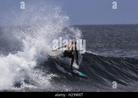 Denpasar, Bali, Indonesia. 24Sep, 2016. BALI, Indonesia - 24 settembre : un surfista a Keramas sulla spiaggia di Settembre 24, 2016 a Bali, Indonesia. Bali è una destinazione turistica popolare, che ha visto un significativo aumento di turisti sin dagli anni ottanta. È rinomato per il suo altamente sviluppato arti, tra cui la tradizionale e danza moderna, scultura, pittura, pelle, lavorazione dei metalli e la musica. L'Indonesian International Film Festival si tiene ogni anno a Bali. © Sijori Immagini/ZUMA filo/Alamy Live News Foto Stock