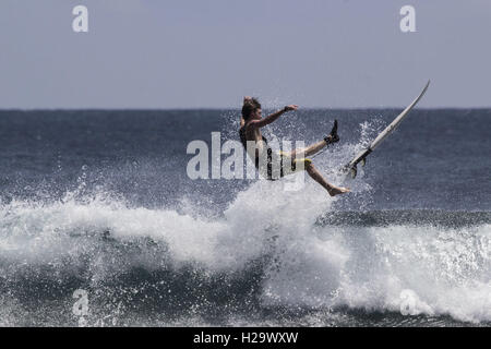 Denpasar, Bali, Indonesia. 24Sep, 2016. BALI, Indonesia - 24 settembre : un surfista a Keramas sulla spiaggia di Settembre 24, 2016 a Bali, Indonesia. Bali è una destinazione turistica popolare, che ha visto un significativo aumento di turisti sin dagli anni ottanta. È rinomato per il suo altamente sviluppato arti, tra cui la tradizionale e danza moderna, scultura, pittura, pelle, lavorazione dei metalli e la musica. L'Indonesian International Film Festival si tiene ogni anno a Bali. © Sijori Immagini/ZUMA filo/Alamy Live News Foto Stock